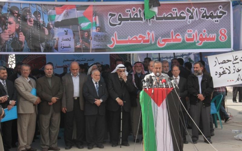 صور: جلسة طارئة للتشريعي أمام معبر رفح