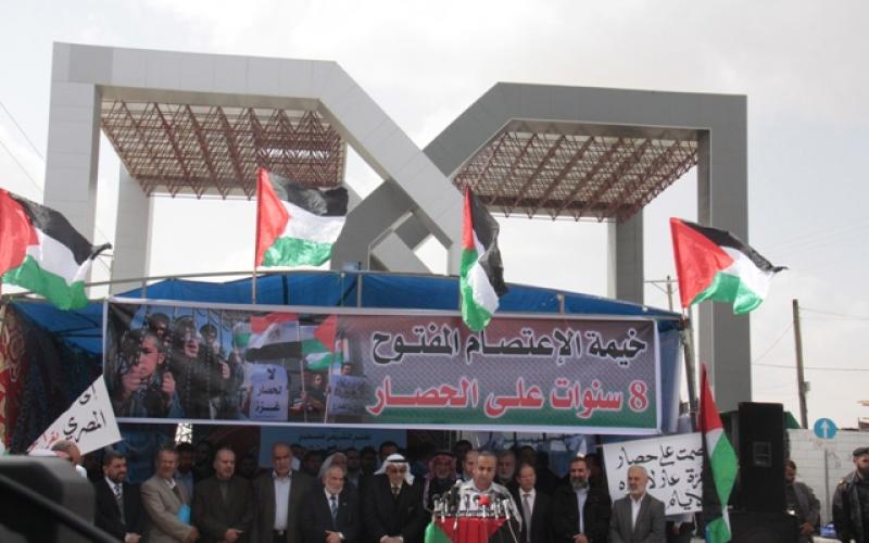 صور: جلسة طارئة للتشريعي أمام معبر رفح