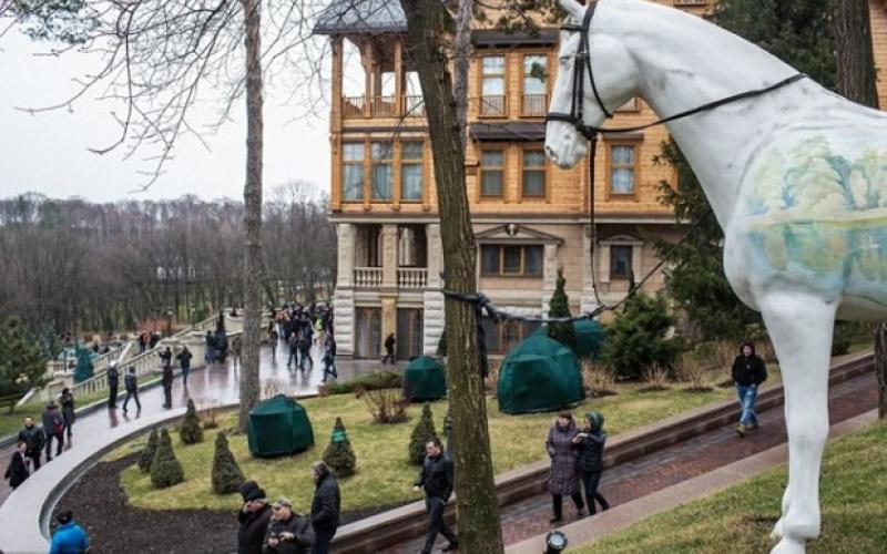 صور: متظاهرون يقتحمون قصر رئيس أوكرانيا