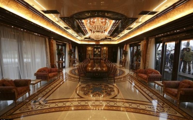 صور: متظاهرون يقتحمون قصر رئيس أوكرانيا