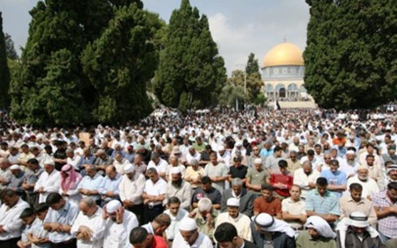 بالصور: 200 مواطن يغادرون القطاع للصلاة في الأقصى