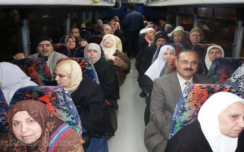 بالصور: 200 مواطن يغادرون القطاع للصلاة في الأقصى