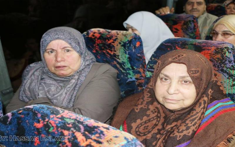 بالصور: 200 مواطن يغادرون القطاع للصلاة في الأقصى