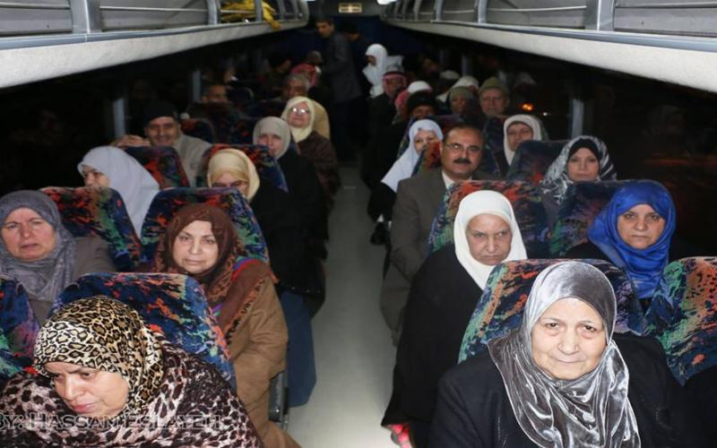 بالصور: 200 مواطن يغادرون القطاع للصلاة في الأقصى