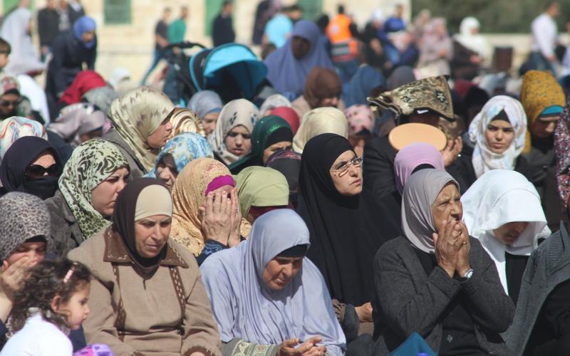 صور: 70 ألف مصلٍّ يؤدون الجمعة بالأقصى