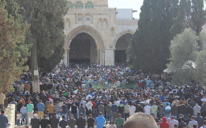 صور: 70 ألف مصلٍّ يؤدون الجمعة بالأقصى