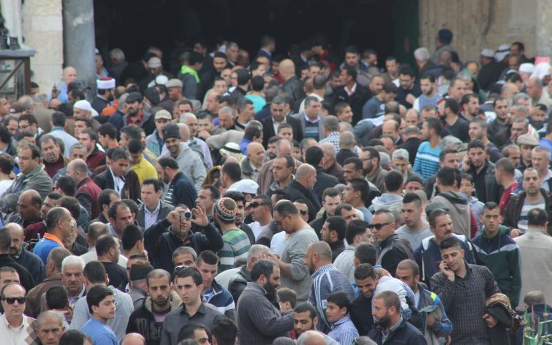 صور: 70 ألف مصلٍّ يؤدون الجمعة بالأقصى