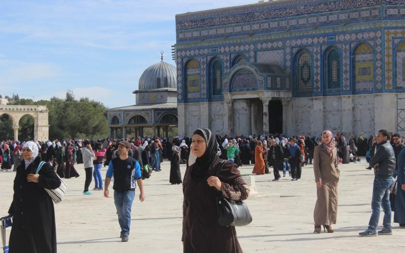 صور: 70 ألف مصلٍّ يؤدون الجمعة بالأقصى