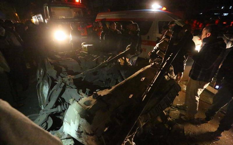 بالصور: انفجار بسيارة قيادي في حماس بالنصيرات