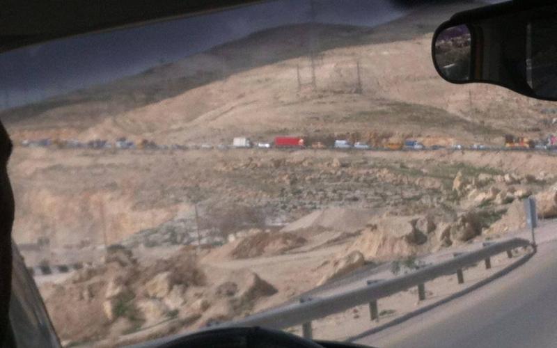 صور: أزمة مرورية بسبب انقلاب شاحنة شرق القدس