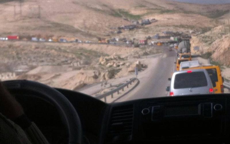 صور: أزمة مرورية بسبب انقلاب شاحنة شرق القدس