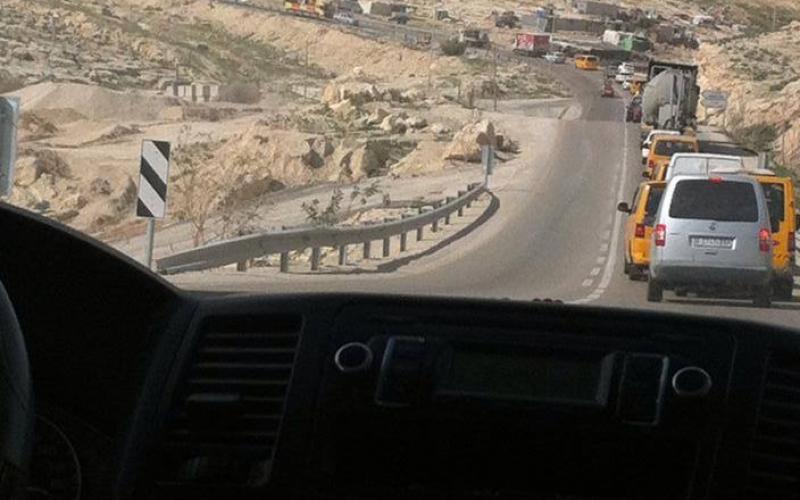 صور: أزمة مرورية بسبب انقلاب شاحنة شرق القدس