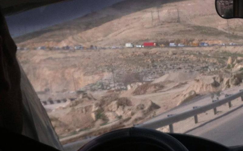 صور: أزمة مرورية بسبب انقلاب شاحنة شرق القدس