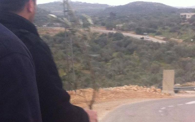 بالصور: الاحتلال يمنع زراعة الزيتون بـ "عابود"