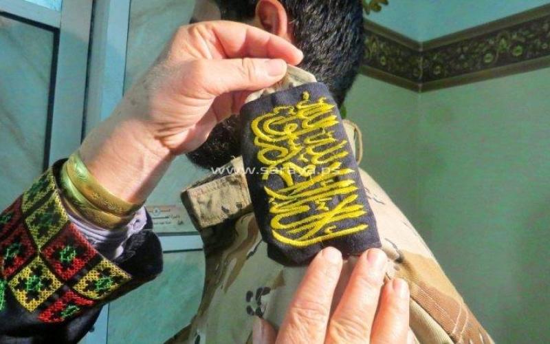 صور‬: أم تجهز العتاد والملابس العسكرية لابنها
