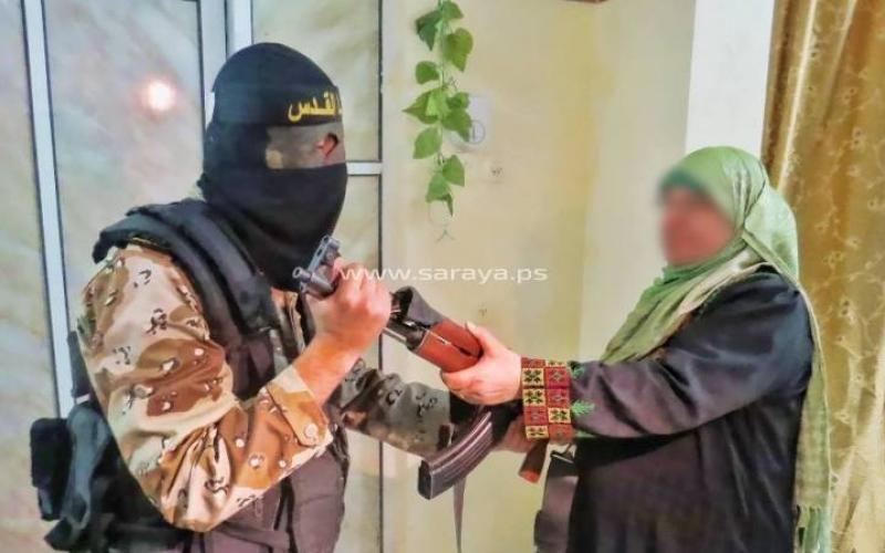 صور‬: أم تجهز العتاد والملابس العسكرية لابنها
