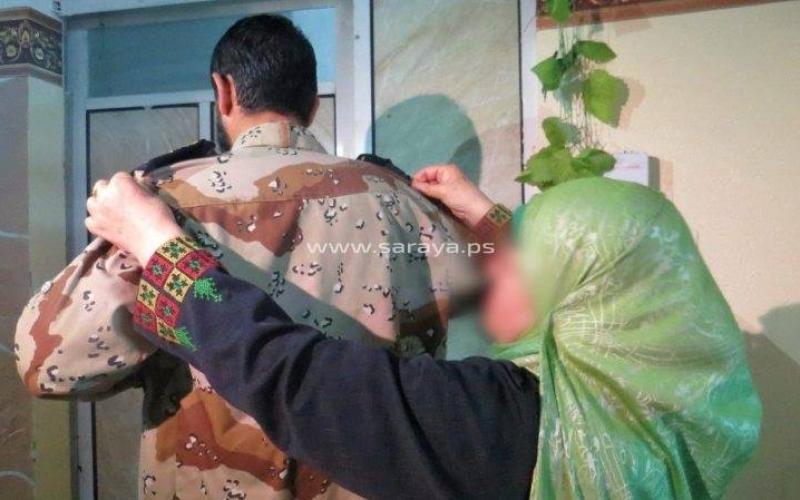 صور‬: أم تجهز العتاد والملابس العسكرية لابنها