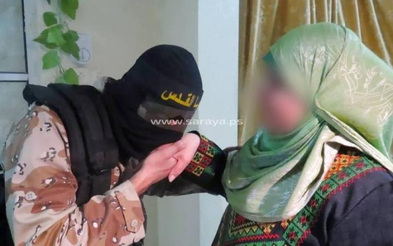 صور‬: أم تجهز العتاد والملابس العسكرية لابنها