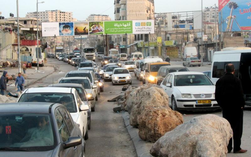 بالصور: حاجز قلنديا.. بوابة "جحيم" ينتظر زوالها