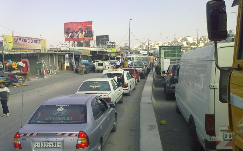 بالصور: حاجز قلنديا.. بوابة "جحيم" ينتظر زوالها