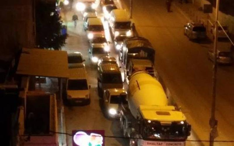 بالصور: حاجز قلنديا.. بوابة "جحيم" ينتظر زوالها