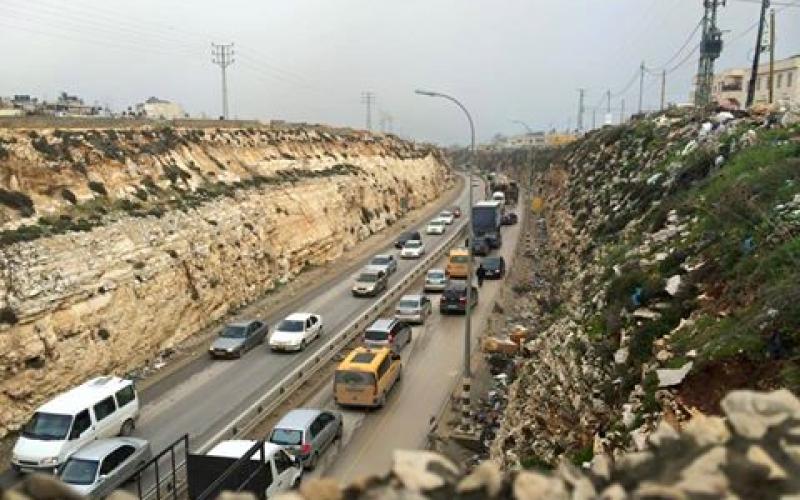 بالصور: حاجز قلنديا.. بوابة "جحيم" ينتظر زوالها