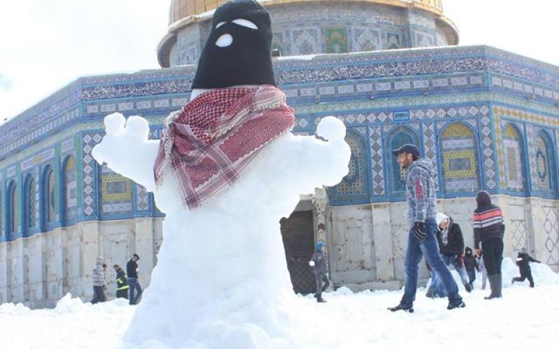 صور: المقدسيون يصلون ويلهون على الثلوج