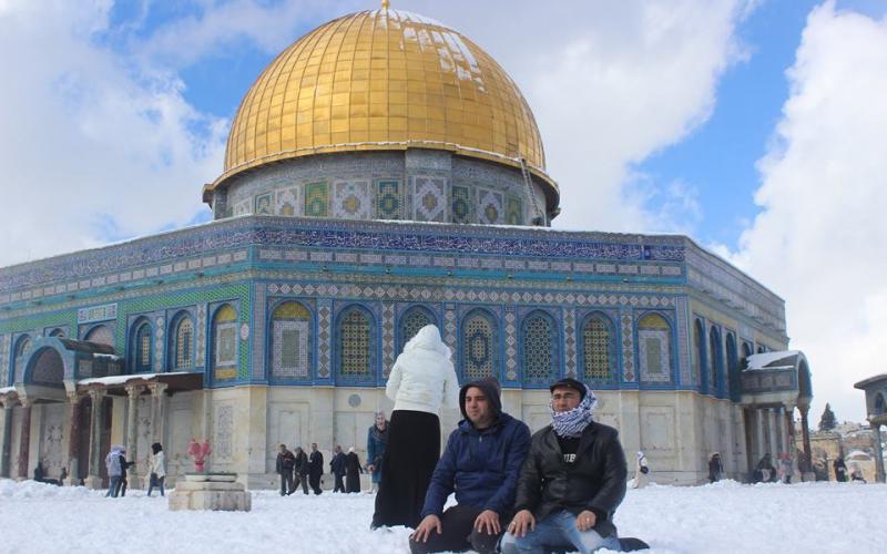صور: المقدسيون يصلون ويلهون على الثلوج