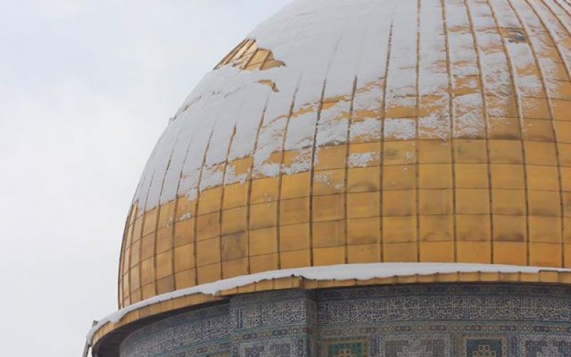 صور: المقدسيون يصلون ويلهون على الثلوج