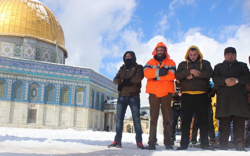 صور: المقدسيون يصلون ويلهون على الثلوج