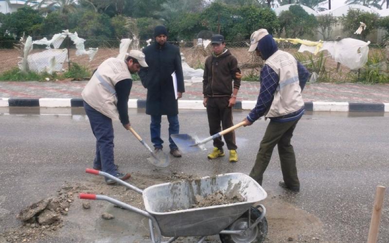 صور: طواقم بلدية دير البلح تواصل عملها رغم المنخفض