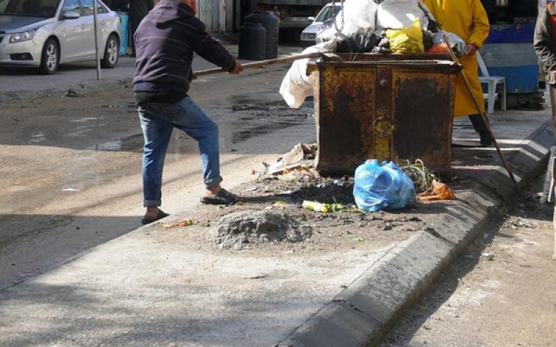 صور: طواقم بلدية دير البلح تواصل عملها رغم المنخفض