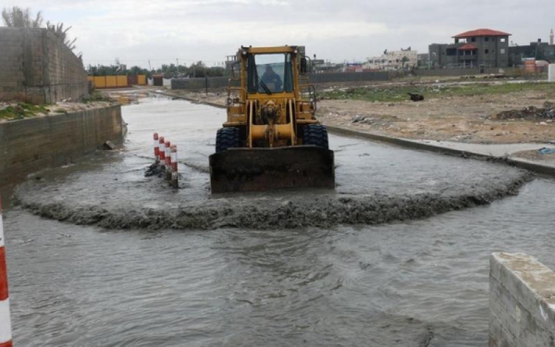 صور: طواقم بلدية دير البلح تواصل عملها رغم المنخفض