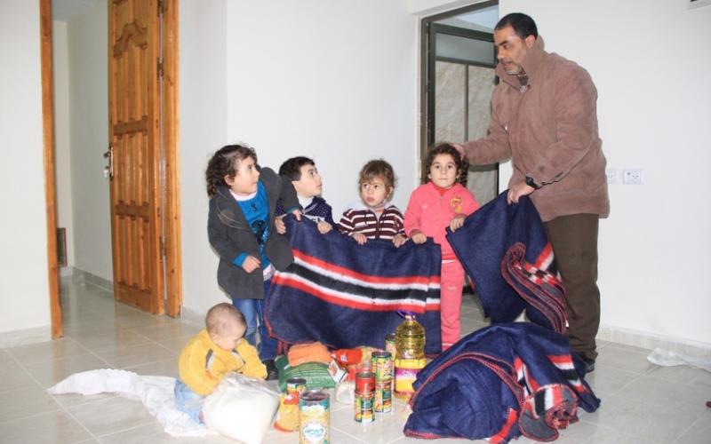 بالصور: حماس ترمم منزلاً لعائلة فقيرة بالوسطى