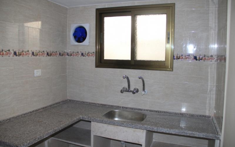 بالصور: حماس ترمم منزلاً لعائلة فقيرة بالوسطى