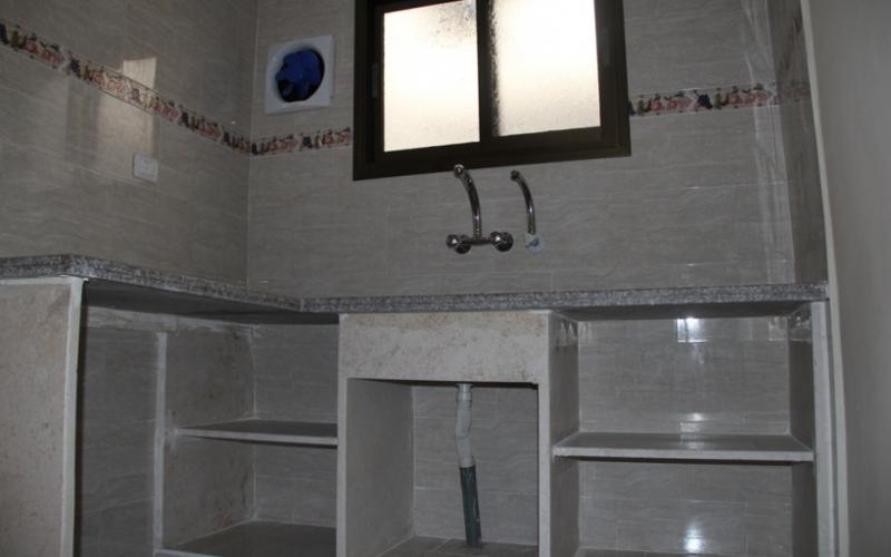 بالصور: حماس ترمم منزلاً لعائلة فقيرة بالوسطى