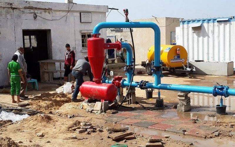 صور: بلدية "دير البلح" تعيد تأهيل بئري مياه دمرهما الإحتلال