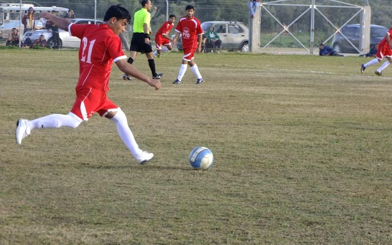 صور: الخدمات يهزم الأهلي في ديربي البريج