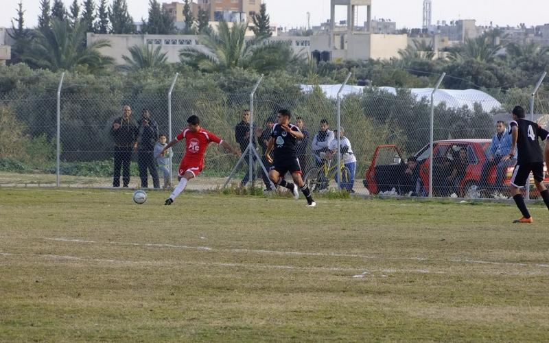 صور: الخدمات يهزم الأهلي في ديربي البريج