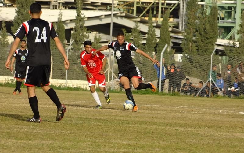 صور: الخدمات يهزم الأهلي في ديربي البريج