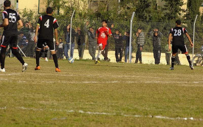 صور: الخدمات يهزم الأهلي في ديربي البريج