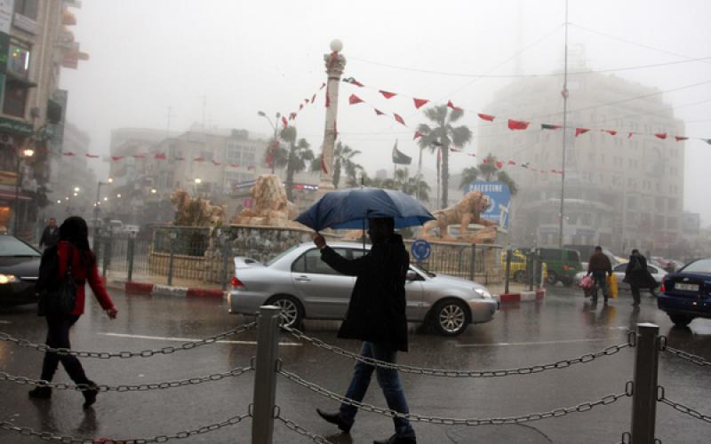 بالصور.. الأمطار بمدينة رام الله بالضفة المحتلة