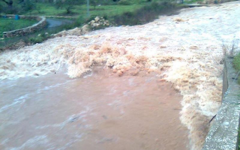 صور..فيضانات وأنهيارات في الضفة بسبب المطر