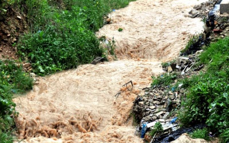 صور..فيضانات وأنهيارات في الضفة بسبب المطر