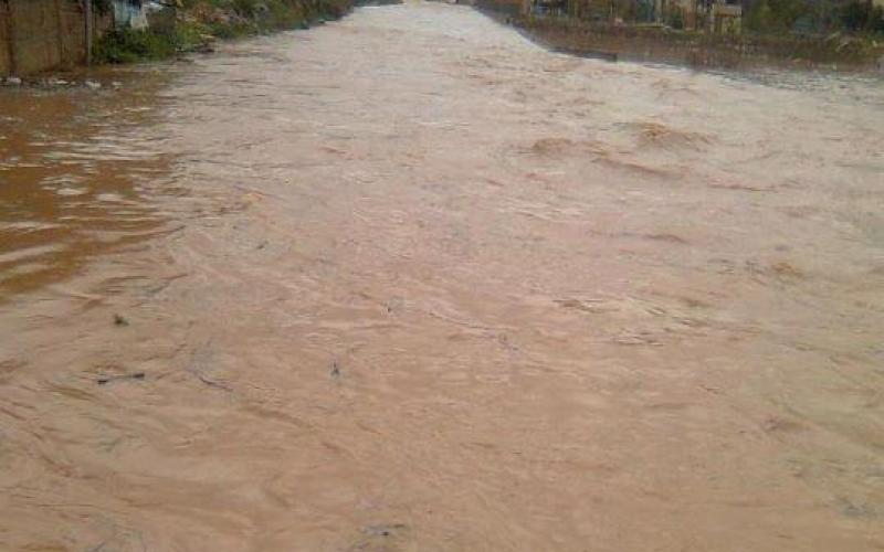 صور..فيضانات وأنهيارات في الضفة بسبب المطر