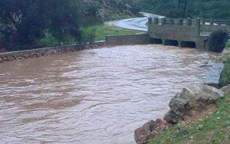 صور..فيضانات وأنهيارات في الضفة بسبب المطر