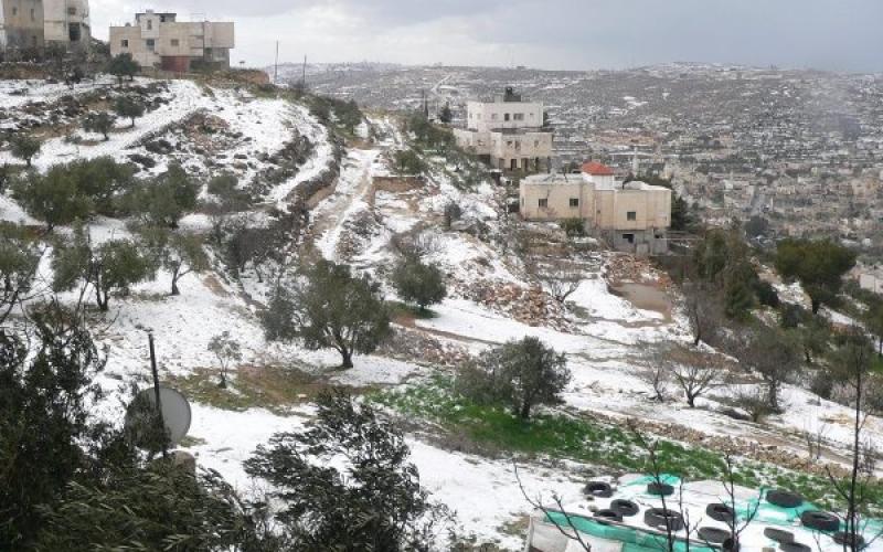 صور .. الخليل تستيقظ على ثوبها الثلجي الأبيض