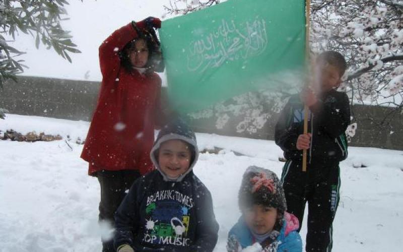 صور .. الخليل تستيقظ على ثوبها الثلجي الأبيض