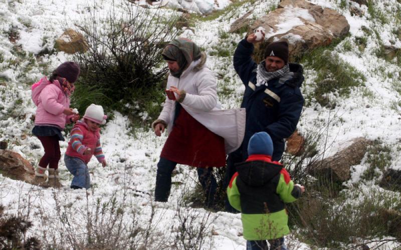بالصور.. متعة اللعب بالثلوج في الضفة المحتلة