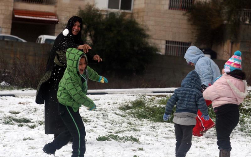 بالصور.. متعة اللعب بالثلوج في الضفة المحتلة